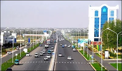 Situ&eacute;e dans l'est de l'Ouzb&eacute;kistan, sur la bordure nord de la vall&eacute;e de Ferghana, elle est devenue la deuxi&egrave;me ville du pays avec 700 000 habitants :