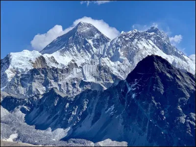 Sur quel continent se situe le mont Everest ?