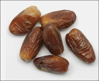 Quel est le nom de ce fruit oblong &agrave; peau rouge jaun&acirc;tre et &agrave; chair sucr&eacute;e ?