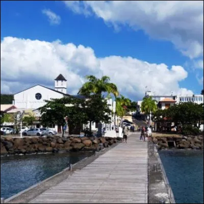 En l�honneur de quel homme politique fran&ccedil;ais la commune de Case-Navire en Martinique a-t-elle &eacute;t&eacute; rebaptis&eacute;e ?