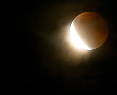 Quel ph&eacute;nom&egrave;ne se produit quand une plan&egrave;te passe devant son &eacute;toile et bloque partiellement sa lumi&egrave;re ?