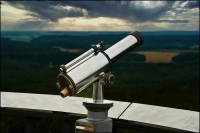 Quel est le nom du t&eacute;lescope spatial qui observe l�Univers depuis l�espace depuis 1990 ?