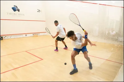 2022 - M. et P.organisent une partie de squash, un sport de raquette sur un terrain de jeu enti&egrave;rement entour&eacute; de murs. Au cours de la partie, M. a &eacute;t&eacute; bless&eacute; &agrave; l'oeil par l'impact de la balle envoy&eacute;e par son partenaire de jeu, P. M. attaque alors en justice P.En premi&egrave;re instance, le plaignant obtient gain de cause. En appel, la d&eacute;cision est annul&eacute;e : elle avait exon&eacute;r&eacute; son partenaire de jeu de toute responsabilit&eacute; civile, en estimant que les deux joueurs &eacute;taient &laquo; cogardiens de la balle &raquo; lors de cette partie amicale, sans arbitre.Qu�a d&eacute;cid&eacute; la Cour de cassation le 27 novembre dernier ?