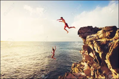 2 ao&ucirc;t 2008 - X, jeune homme, se trouve sur la berge d'un camping et effectue un plongeon en eau peu profonde dans une rivi&egrave;re. Sa t&ecirc;te heurte le fond sablonneux et X., qui avait consomm&eacute; un peu d'alcool, subit alors un grave traumatisme &agrave; la t&ecirc;te et assigne en justice le propri&eacute;taire de la parcelle, lui reprochant l�absence de signalisation signalant la profondeur insuffisante du cours d�eau.Que d&eacute;cide la Cour de cassation ?