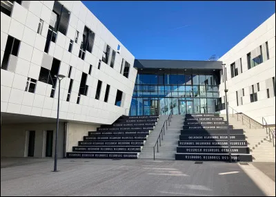 4 juin 2020 - un &eacute;tablissement scolaire re&ccedil;oit un dossier d'inscription d'un p&egrave;re pour son fils pour le compte de l'ann&eacute;e 2020-2021, accompagn&eacute; de trois ch&egrave;ques : un pour les frais d'inscription, le second est un acompte sur les frais et le dernier le solde des frais annuels. Les deux premiers ch&egrave;ques sont encaiss&eacute;s le 19 juin.Le 3 juillet 2020 l'&eacute;l&egrave;ve est admis dans une autre &eacute;cole, via un concours. Le m&ecirc;me jour, le p&egrave;re demande le remboursement de frais vers&eacute;s. Le 7 juillet, l'&eacute;l&egrave;ve obtient son baccalaur&eacute;at et le premier &eacute;tablissement encaisse le dernier ch&egrave;que. Le p&egrave;re assigne l'&eacute;tablissement en justice, qui avait alors oppos&eacute; la clause contractuelle pr&eacute;voyant que les frais de scolarit&eacute; sont dus int&eacute;gralement pour toute ann&eacute;e scolaire, sauf r&eacute;siliation anticip&eacute;e justifi&eacute;e par un &eacute;v&eacute;nement constitutif de force majeure ou par un motif l&eacute;gitime et imp&eacute;rieux.Que d&eacute;cide la Cour de cassation ?