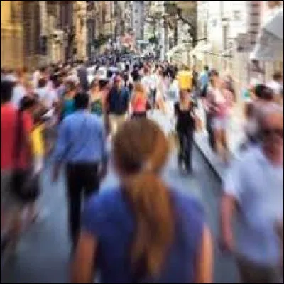 Comment se nomme la peur des foules, ou quand il y a trop de gens ?