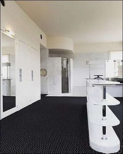 La salle de bains parentale de 60 m&sup2; est un condens&eacute; du modernisme de l'&eacute;poque. Qu'y trouve-t-on ?