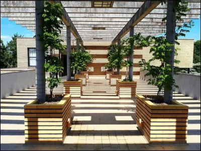 Le deuxi&egrave;me &eacute;tage est occup&eacute; par la salle de jeux, des salles d'&eacute;tudes des enfants et une terrasse-pergola qui pouvait se transformer en salle &agrave; manger d�&eacute;t&eacute; gr&acirc;ce...