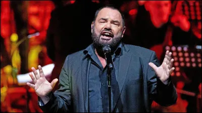 De quel c&eacute;l&egrave;bre groupe des ann&eacute;es 80 l'homme sur la photo est-il le chanteur principal ?