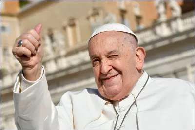 Le 21 avril, l'&eacute;motion est mondiale. Le pape Fran&ccedil;ois, de son vrai nom Jorge Mario Bergoglio, d&eacute;c&egrave;de apr&egrave;s avoir &eacute;t&eacute; pape pendant 12 ans. De quelle nationalit&eacute; est son successeur, le pape L&eacute;on XIV ?