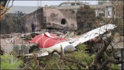 Le 12 juin, dans quel pays s'&eacute;crase le vol Air India 171, devant relier Ahmedabad &agrave; Londres et dont le crash fait 260 morts et laisse, miraculeusement, un unique survivant ?