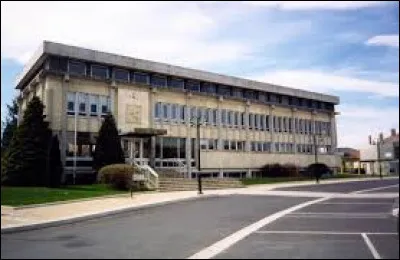 Pour finir, je vous emm&egrave;ne &agrave; Sainte-Sigol&egrave;ne. Ville de l'arrondissement d'Yssingeaux, elle se situe dans l'ancienne r&eacute;gion ...