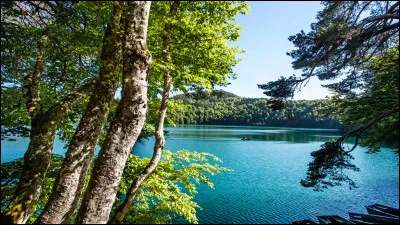 Quel est le plus grand lac d'eau douce par superficie ?Le lac...