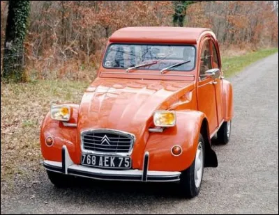 En quelle ann&eacute;e la fameuse 2CV tronque-t-elle ses projecteurs ronds pour des rectangulaires ?