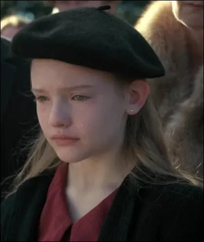 Comment s'appellent la fille d&eacute;sagr&eacute;able qui refuse de danser avec Dustin, et celle qui pleure &agrave; l'enterrement de Will ?