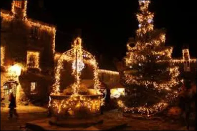Voici les tr&egrave;s belles illuminations de Locronan. Commune de l'aire d'attraction Quimp&eacute;roise, class&eacute;e parmi les Plus Beaux Villages de France, elle se situe dans le d&eacute;partement ...