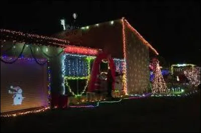 Nous sommes de retour en Occitanie, cette fois devant une maison de Montfrin. Ville de l'ancienne r&eacute;gion Languedoc-Roussillon, elle se situe ...
