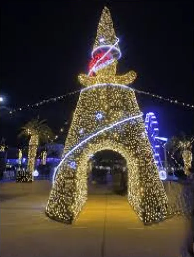 Si vous voulez voir cette pyramide illumin&eacute;e, direction Saint-Rapha&euml;l. Station baln&eacute;aire de la C&ocirc;te d'Azur, dans l'arrondissement de Draguignan, elle se situe ...