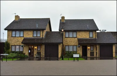 Tome 5 (Harry Potter et l'Ordre du Ph&eacute;nix) - Quel membre de l�Ordre du Ph&eacute;nix surveille Harry &agrave; Privet Drive au d&eacute;but du livre ?