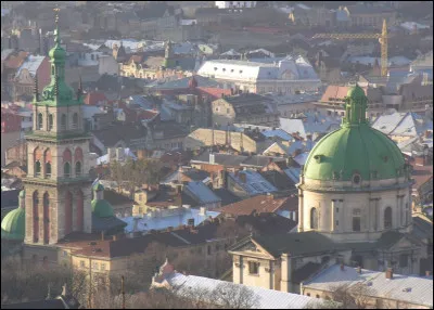 M&ecirc;me en temps de guerre, le p&egrave;re No&euml;l fait route vers Lviv, car les enfants doivent tout de m&ecirc;me &ecirc;tre r&eacute;compens&eacute;s par des cadeaux. Dans quel pays est-ce donc ?