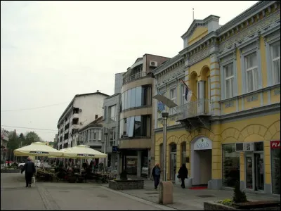 Le p&egrave;re No&euml;l se rend &agrave; Loznica, mais dans quel pays se trouve cette ville ?