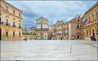 Le p&egrave;re No&euml;l a pour mission de distribuer des cadeaux aux enfants de Syracuse. Mais o&ugrave; se situe cette ville ?
