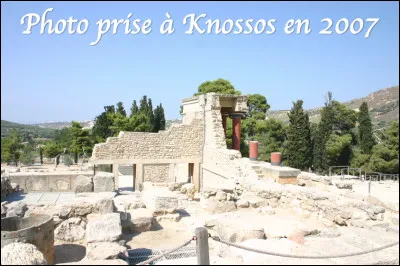 Si je vagabonde dans le site arch&eacute;ologique cr&eacute;tois de Knossos, dans quel pays suis-je ?