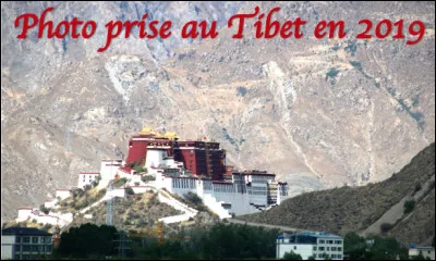 Si je vagabonde dans le palais du Potala au Tibet, dans quelle ville suis-je ?