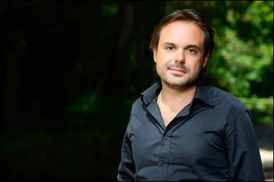 Romain Sardou a &eacute;crit un roman autour de voisins &eacute;tranges. Il s'agit de...