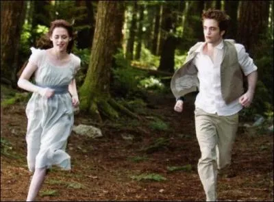 Qui voit cette scne dans les penses d'Alice en lui touchant la main ?