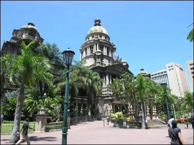 Le p&egrave;re No&euml;l a l�intention de se rendre &agrave; Durban, mais pourrais-tu me dire dans quel pays se trouve cette ville ?