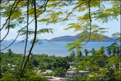 Le p&egrave;re No&euml;l doit aller &agrave; Demb&eacute;ni, mais dans quel pays se situe cette ville ?