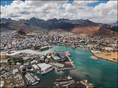 Quelle est la localisation g&eacute;ographique de la ville de Port-Louis o&ugrave; le &egrave;re No&euml;l doit se rendre ?