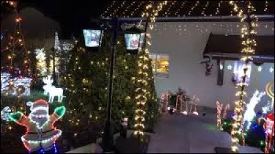 Nous faisons une petite halte devant cette maison de Vieugy. Ancienne commune Haut-Savoyarde, absorb&eacute;e par la ville de Seynod, elle se situe en r&eacute;gion ...