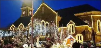 Cette deuxi&egrave;me partie prend fin devant l'&eacute;glise illumin&eacute;e de Cond&eacute;-en-Normandie. Ville de l'arrondissement de Vire, sur les bords du Noireau et de la Druance, elle se situe dans le d&eacute;partement ...