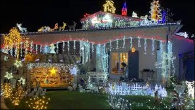 Je vous attends maintenant dans le Lub&eacute;ron, devant cette maison de Cheval-Blanc. Ville de l'aire urbaine Avignonnaise, sur les bords de la Durance, elle se situe dans le d&eacute;partement ...