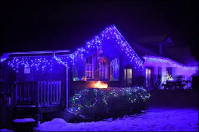 Nous sommes &agrave; pr&eacute;sent devant une maison &agrave; Arc-sous-Cicon. Village de l'aire d'attraction Pontissalienne, il se situe dans l'ex r&eacute;gion ...