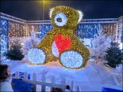 Ce bel ours illumin&eacute; vous attends &agrave; Chennevi&egrave;res-sur-Marne. Ville de l'arrondissement de Cr&eacute;teil, elle se situe dans le d&eacute;partement ...