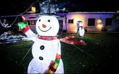Ce beau bonhomme de neige vous tends les bras devant chez lui, &agrave; Gouts. Village Landais, sur les bords de l'Adour, il se situe dans l'ancienne r&eacute;gion ...