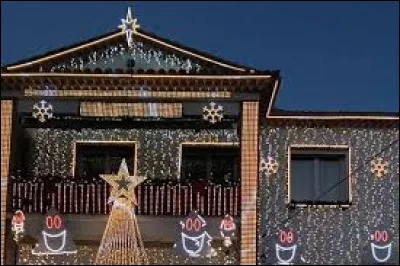 Nous faisons une halte devant cette maison de Mouans-Sartoux. Ville Azur&eacute;enne, dans l'aire d'attraction Cannes-Antibes, elle se situe dans le d&eacute;partement ...