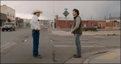 Lequel de ces films nous montre Joaquin Phoenix en sh&eacute;rif, Pedro Pascal en maire, Austin Butler en gourou et Emma Stone en disciple ?