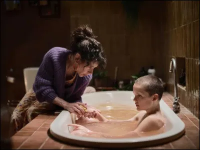 Comment s'appelle le film produit par A24 o&ugrave; Sally Hawkins joue une m&egrave;re adoptive inqui&eacute;tante ?