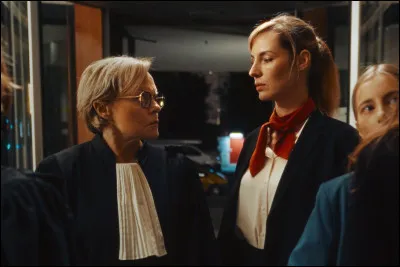 Comment s'appelle le film &agrave; l'humour noir o&ugrave; Louise Bourgoin joue une magistrate contrainte de travailler avec sa m&egrave;re greffi&egrave;re incarn&eacute;e par Muriel Robin ?