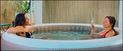 L'un de ces films oppose un couple ais&eacute; &agrave; un couple plus modeste qui entretient leur villa. Comment s'appelle ce film ?