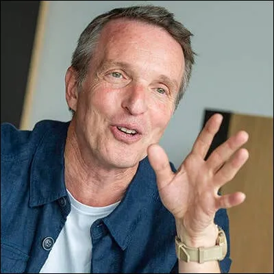 Il pr&eacute;sente l'&eacute;mission t&eacute;l&eacute;vis&eacute;e "P&eacute;kin Express" depuis 2006. Quel est son nom ?