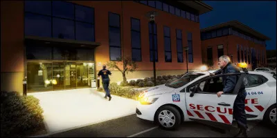 Trouvez le nom du m&eacute;tier d'un agent de s&eacute;curit&eacute; charg&eacute; de la surveillance &agrave; bord d'un v&eacute;hicule :