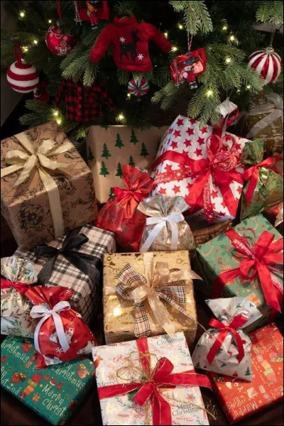 Qui a r&eacute;dig&eacute; la toute premi&egrave;re r&eacute;ponse du p&egrave;re No&euml;l du secr&eacute;tariat officiel du p&egrave;re No&euml;l de La Poste en 1962 ?