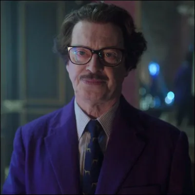 De qui se sert le directeur pour convaincre la grand-m&egrave;re de Mercredi de donner de l'argent pour l'&eacute;cole ?