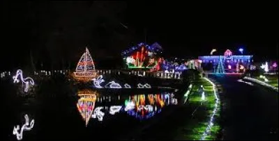 Je vous emm&egrave;ne &agrave; la d&eacute;couverte des illuminations de la ferme des Fontenils, &agrave; Romilly. Village Loir-et-Ch&eacute;rien, dans le Perche, il se situe en r&eacute;gion ...