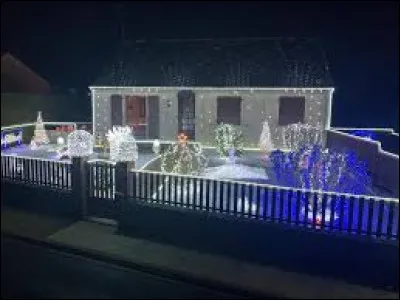 Nous d&eacute;marrons cette nouvelle balade de No&euml;l devant cette maison de Saint-R&egrave;gle. Village viticole du Centre-Val-de-Loire, dans l'arrondissement de Chinon, il se situe dans le d&eacute;partement ...